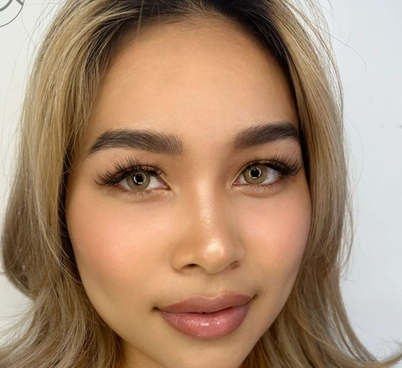 Kund med nyanserade nano brows — naturligt tecknade hårstrån som ramar in ansiktet