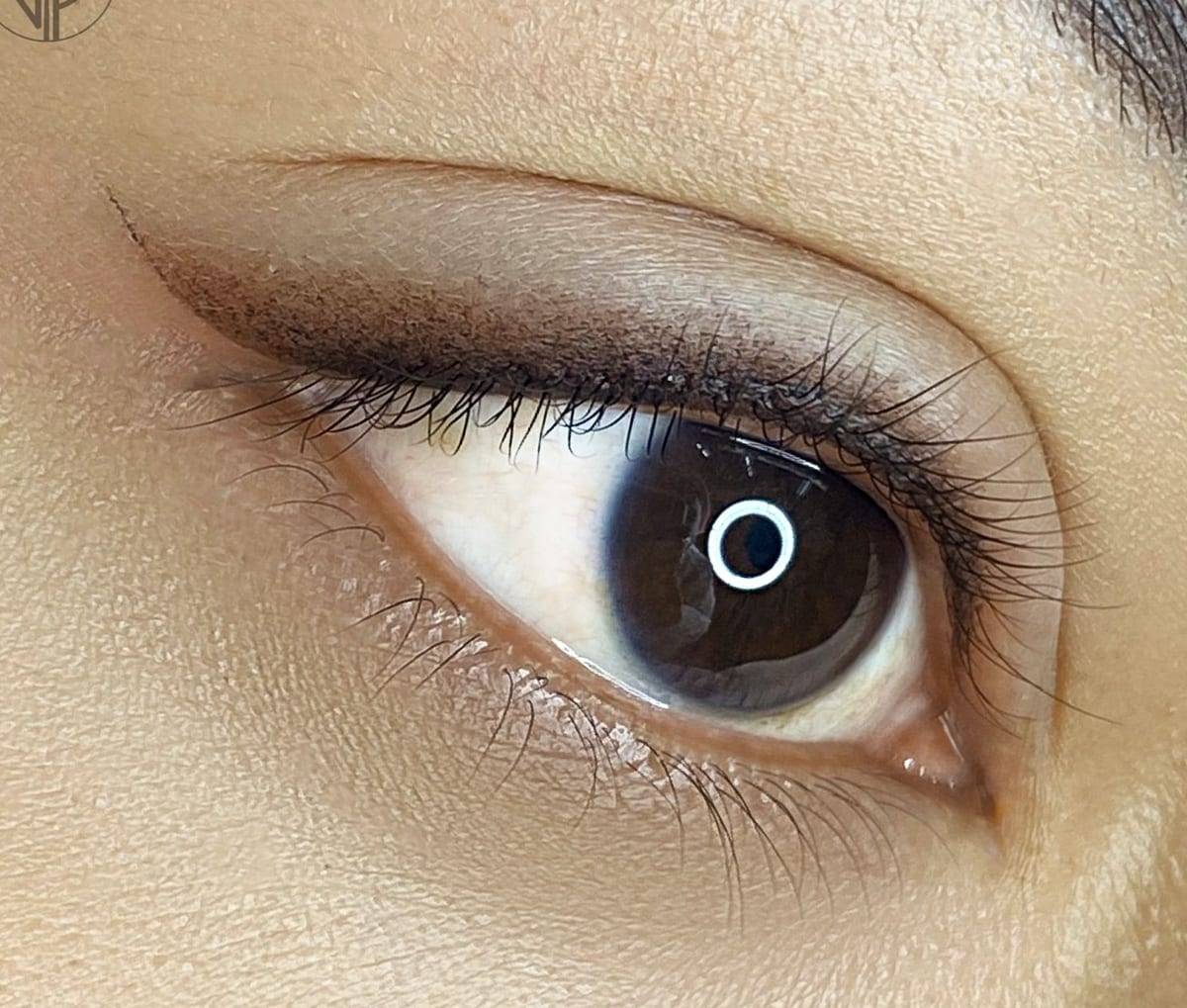 Soft eyeliner på ett brunt öga i närbild